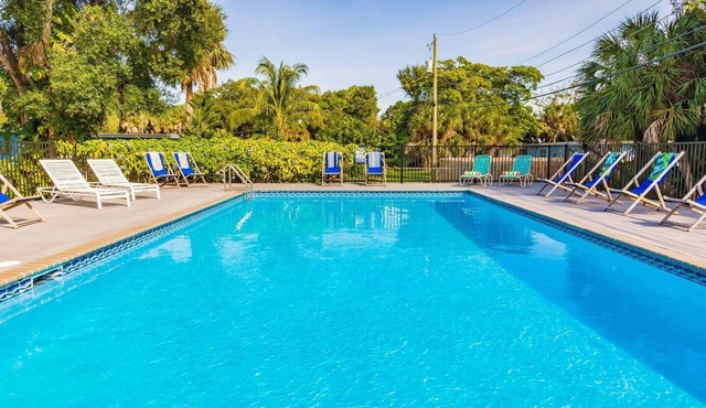 #3 Heated Pool, Large Yard, 1BR+sunroom/office