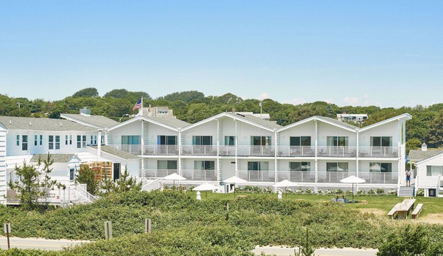 3 Hero Double, Hero Beach Club, Outdoor Pool, Fire Pits, Steps from the Beach