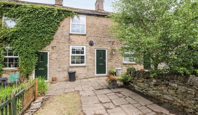 3 HIGHER LANE, romantic, character holiday cottage in Bollington