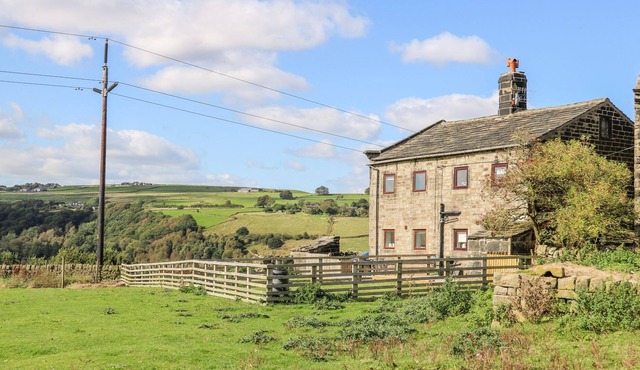 3 HORSEHOLD, pet friendly, character holiday cottage in Hebden Bridge