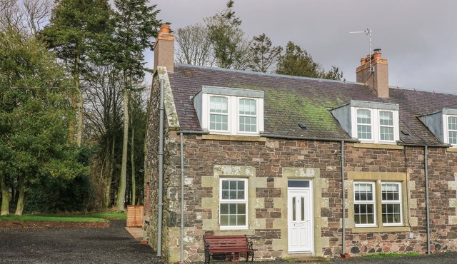 3 HOSELAW FARM COTTAGES, character holiday cottage in Kelso