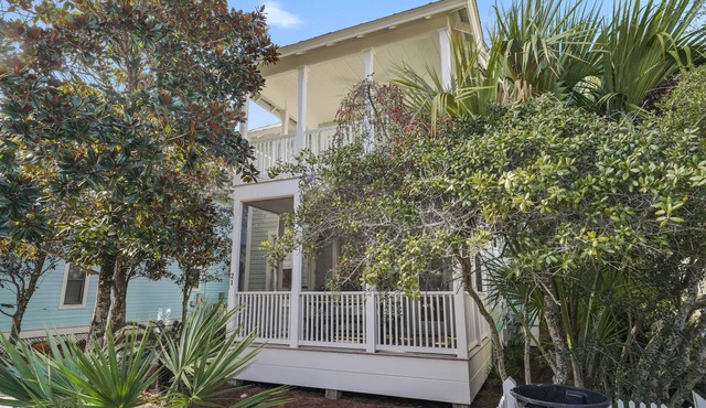 3 Houses to Beach, Pet Friendly - Seaside, FL! + 2 Adult Bikes!