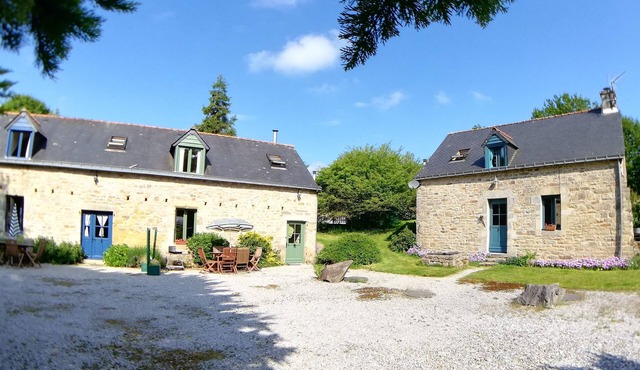3 houses with 6x3 beds, approx. 1 hectare of land and a swimming pool.