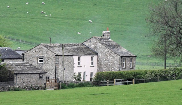 3 HULL HOUSE COTTAGE, pet friendly, with a garden in Hellifield