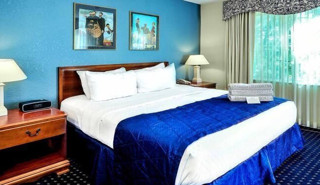 3 Kid-friendly Units w/ Private Kitchenettes! Pool, Game Room & Sports Court!