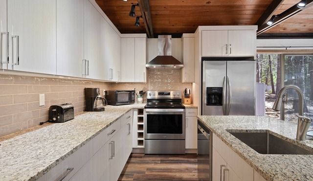 3 Killdeer - Remodeled! Close to Village, SHARC Passes, Hot Tub, Bikes, Luxury Linens