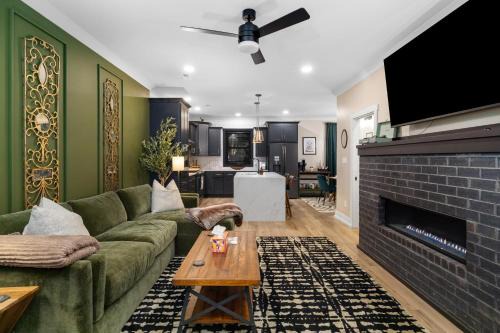 3 King Bd with Hot Tub & Minutes to Dollywood!