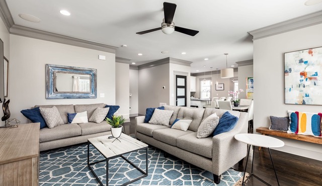 3 King Bedrooms each with private bath, Beautiful Townhouse Minutes to Downtown