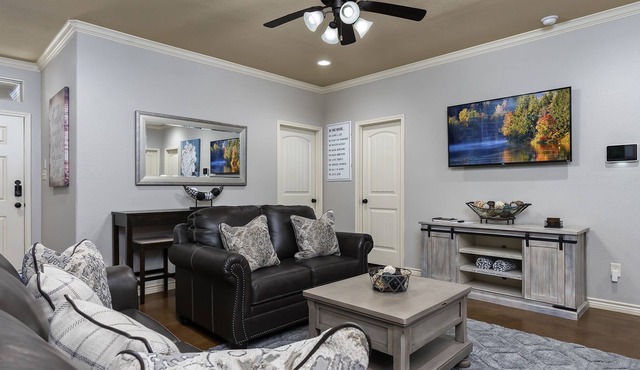 3 King Beds / 3 Full Baths / 5 min to Kyle Field
