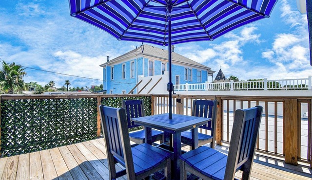 3 KING beds, CLOSE TO CRUISE LINES; Free parking,Rooftop dining at your leisure!