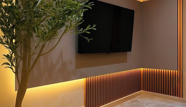 3 KING BEDS Free parking Steps from Everything