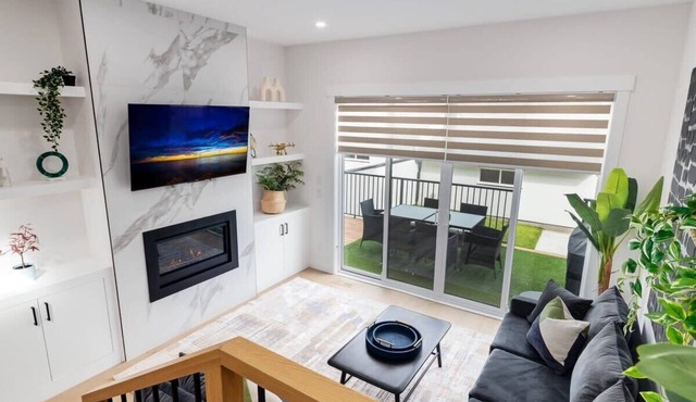 3 King Beds, HotTub, Double Car Garage, 2 Full Kitchens