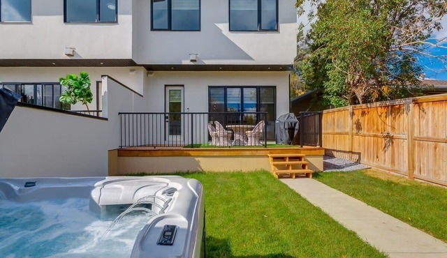 3 King Beds, HotTub, Double Car Garage, 2 Full Kitchens