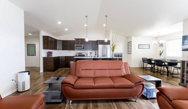 3 King Beds Luxury Quiet Stay Modern & Clean Near Spokane Airport & Casino
