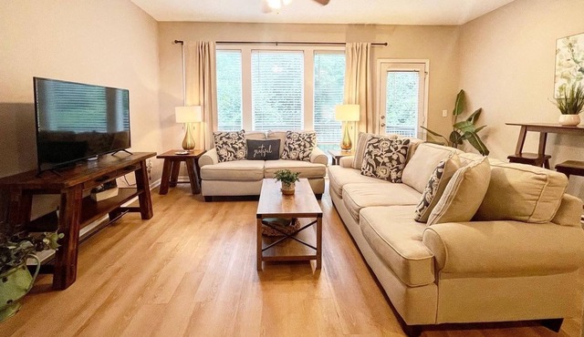 3 KING Beds + Near Legend's Outlet Mall + Smart TV