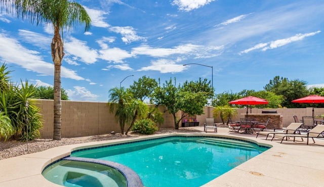 3 King beds! Ready To Entertain Family & Friends! Heated Private Pool Sleeps 20