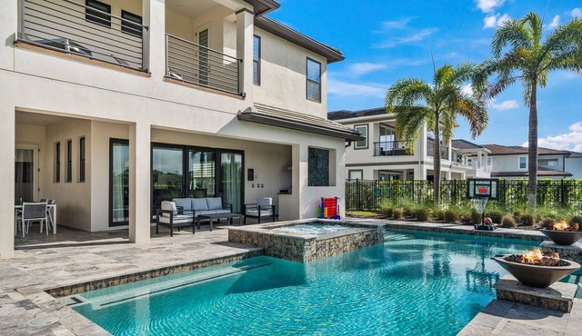 3 King Suites! Golf Views/Absolute First Class Home/Pac Man Themed bedroom