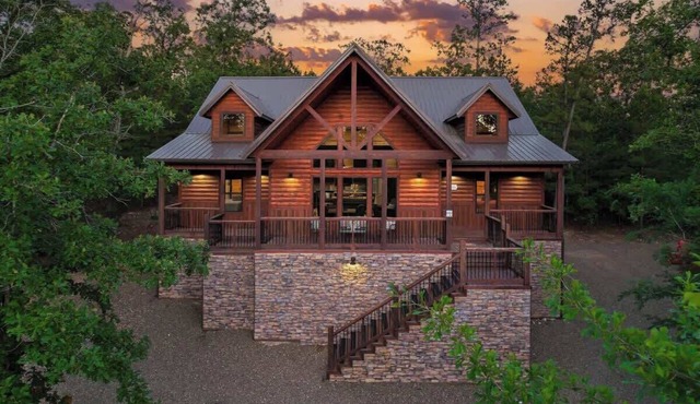 3 King Suites, Hot Tub, Firepit, Playset, Dogs OK