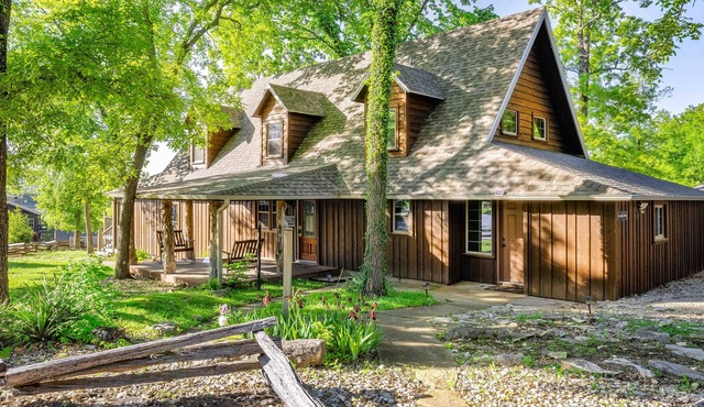 3 King Suites + Lakefront w/Dock, Pools & Mini Golf – Perfect Family Getaway Near SDC!