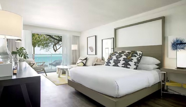 3 King Waterfront Room with Island Setting