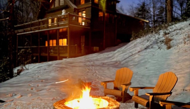 3 KINGS! Long Range Views, Hot Tub, Fire Pit, Pool Table - 1 mile off HWY 76