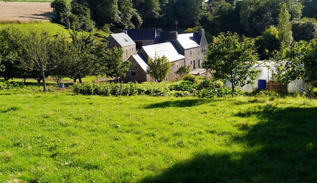 3 km from the sea, 18th century Breton house in a haven of peace and nature