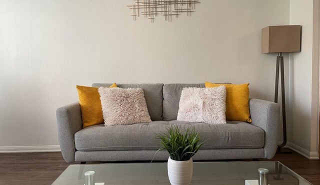 3 km to Venice Beach Boardwalk Sleeps 6