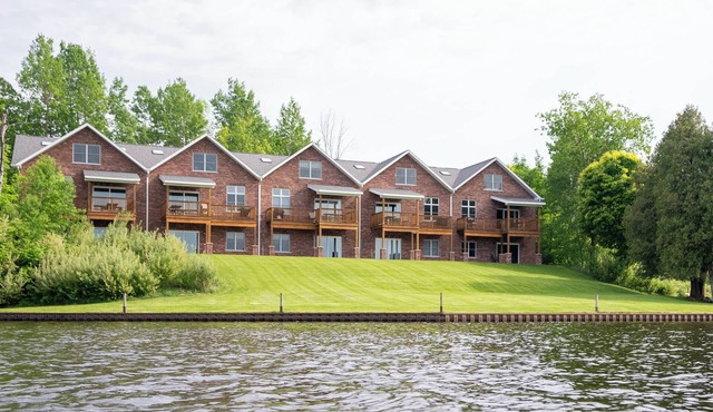 #3 Lake Front Condo - Hamlin Lake, Ludington, MI - 10 Guests