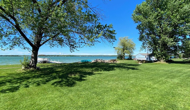 3 lakefront Cottages Private beach,yard &dock. Special 20%off Aug 17 - Aug 24