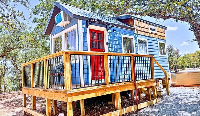 3 Lakefront Tiny Home, Glamping, Fishing, Kayaking