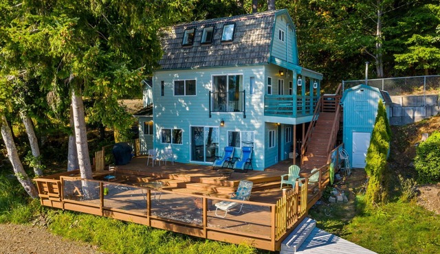 3 Level Lakefront Cabin - Decks, Dock, BBQ & Views