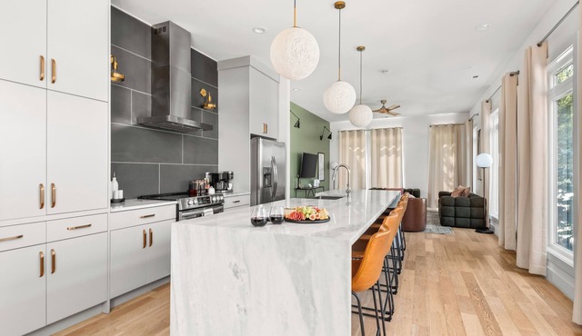 3-Level Lux Home! Rooftop! Firepit! 6 min to DT!