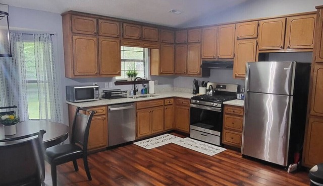 3-Level PetFriendly Home, Pool Table, Patio, Backyard, WiFi, Dedicated Workspace