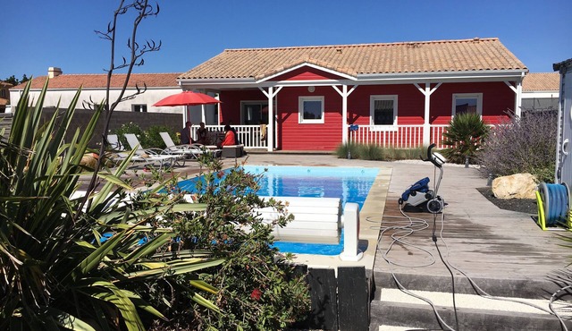 3 * listed wooden house by the sea with heated pool and Internet/WIFI