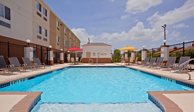 3 Lovely Units, Kitchen, Near Attractions, Pool