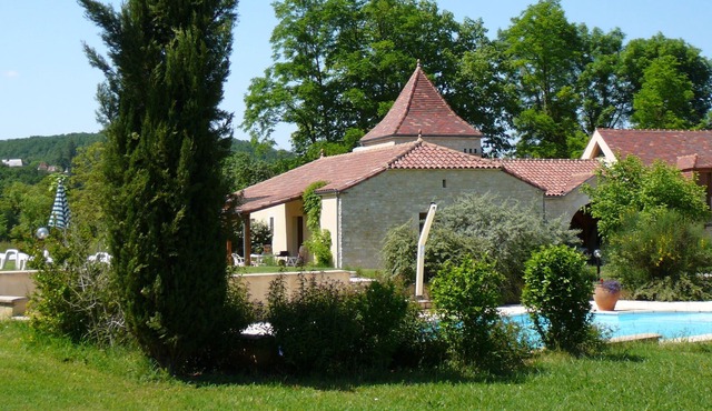 3 luxury holiday homes with swimming pool in Dordogne / Lot on a small estate