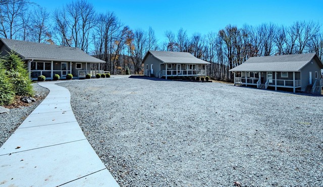 3 Luxury Mtn Cabins/Sleeps 20/54-acre Gated Access Estate