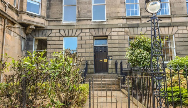 3 LYNEDOCH PLACE, pet friendly, with a garden in Edinburgh