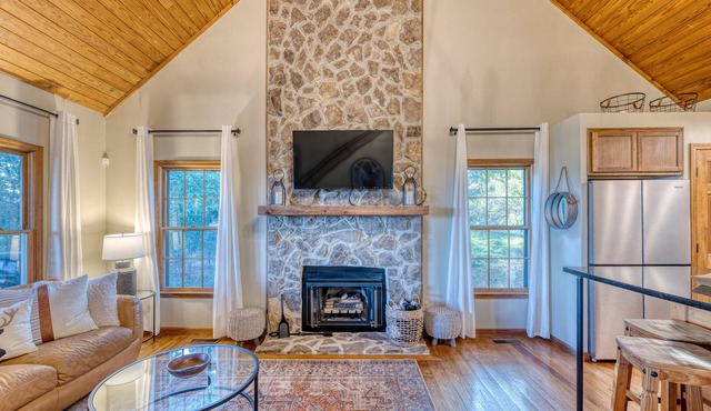 3 Master Suites, Hot tub, dog friendly, Long Rang Mountain Views