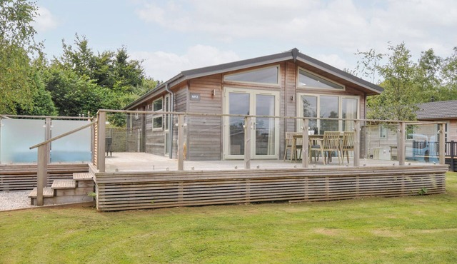 3 MEADOW RETREAT, pet friendly, country holiday cottage in Dobwalls