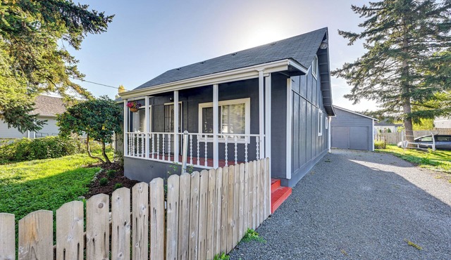 3 Mi to Auburn Station! Commuter-Friendly Home