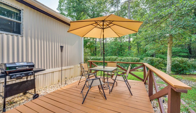 3 Mi to Badin Lake: Quiet New London Retreat