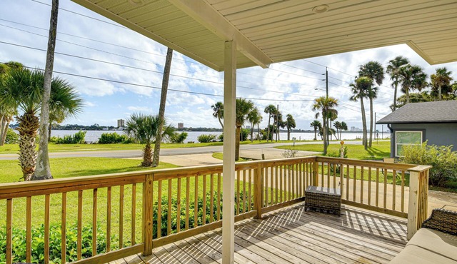 3 Mi to Beach & Boardwalk: Riverfront Daytona Home