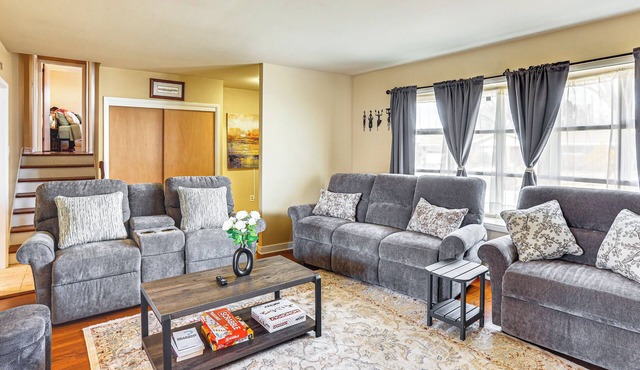 3 Mi to Berkshire Mall: Suburban Stay w/Yard!