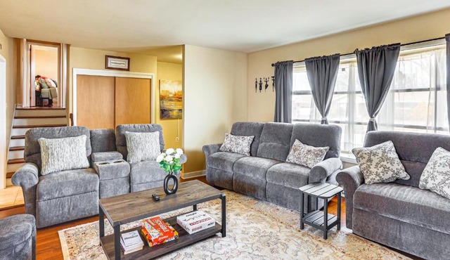 3 Mi to Berkshire Mall Suburban Stay with Yard!