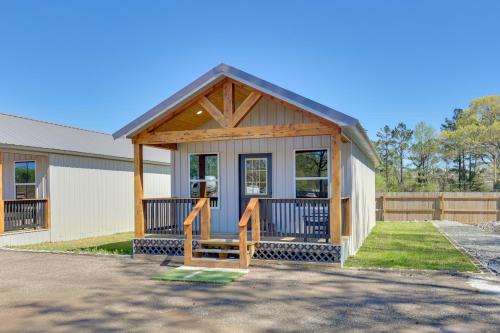 3 Mi to Boat Ramp! Tiny Cabin Near Sabine River