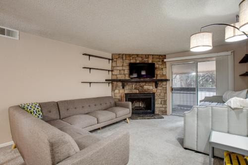 3 Mi to Buckley Convenient Condo in Aurora