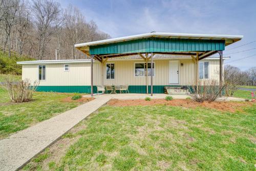 3 Mi to Caesars Casino Indiana Retreat with Patio!