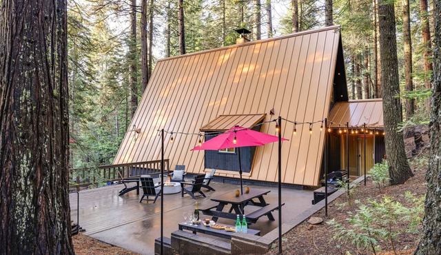 3 Mi to Calaveras Big Trees: Cabin w/Fire Pit!