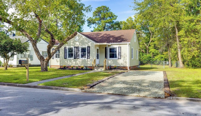3 Mi to Camp Lejeune: Home w/Fire Pit & Grill!